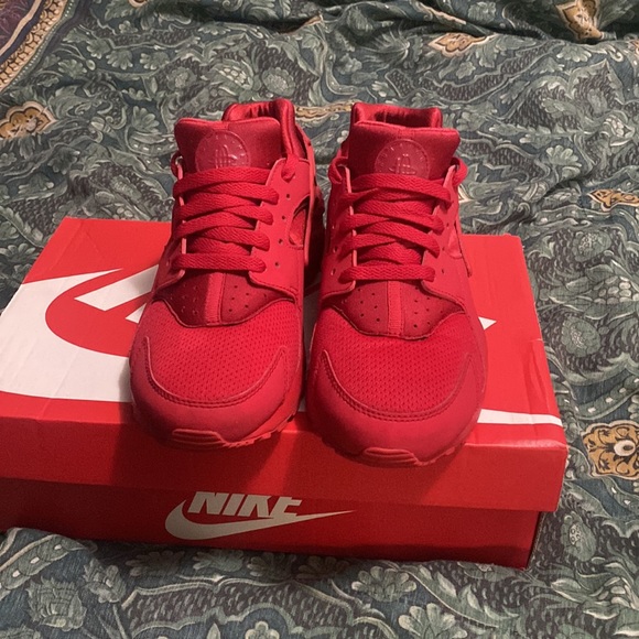 Nike Huarach - Red & White pairs - No Nike box. Only worn 1 time by my child. - Picture 2 of 15